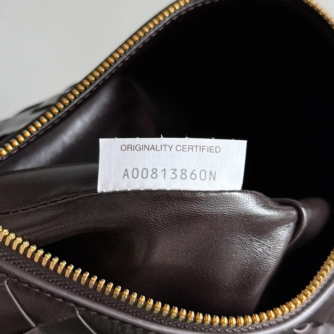 Batch 1880 BOTTEGA VENETA Year of the Snake🐍Limited Edition Wallace's classic Intreccio woven leather lunch bag, equipped with a lifelike golden snake-shaped buckle, playful and smart shape, which means the blessing of the snake. The shoulder strap can be adjusted in length. The shape of the bag evolved from the lunch bag. It has a classic shape and is versatile. The bag capacity is enough to carry mobile phones, keys, cosmetics, etc. during daily commuting and shopping. The limited edition for the Year of the Snake has an extra sense of sophistication, and it also means that snakes move around and bring good luck ~ Style number: 815395 (754443) Size: 22*13*9.5cm